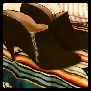 🍄3 for $20 sale! Black faux suede Mossimo heels